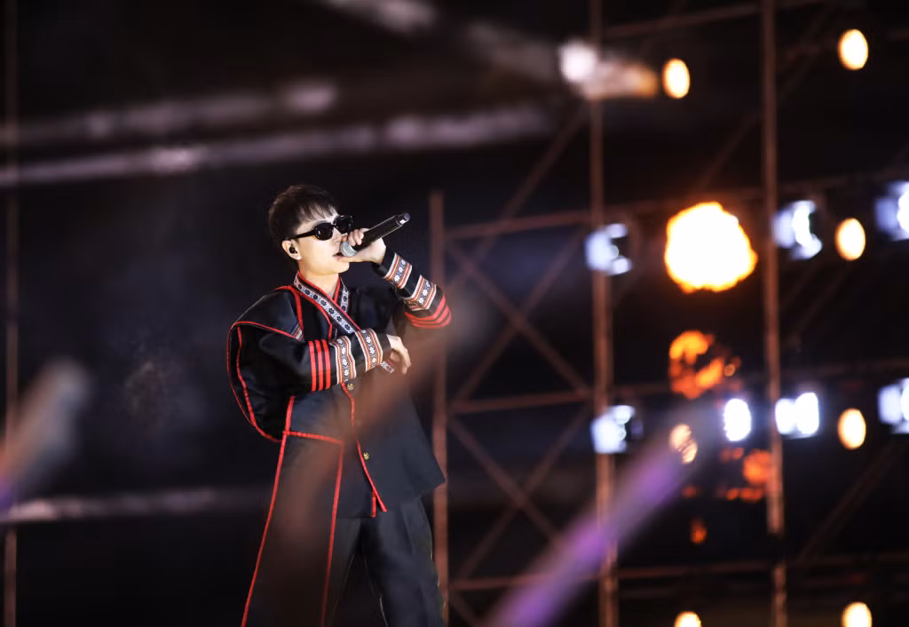 Rapper Double2T khuấy động sân khấu với “Người miền núi chất”.