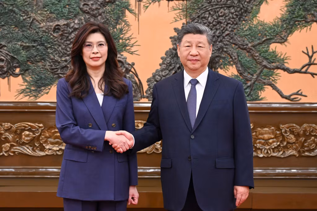 Chủ tịch Trung Quốc Tập Cận Bình (phải) bắt tay lãnh đạo Quốc dân Đảng Trịnh Lệ Văn tại Bắc Kinh, ngày 10/4/2026. Ảnh: AP