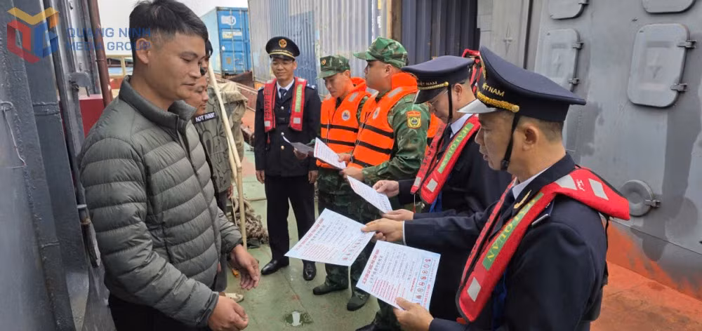 CBCS Hải quan và Biên phòng tuyên truyền, phổ biến pháp luật cho chủ tàu trên vùng biển Vạn Gia.
