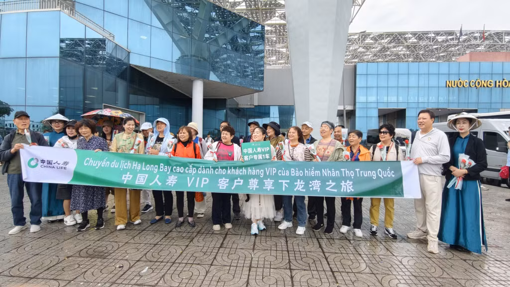 Du khách check-in tại cửa khẩu Bắc Luân II.