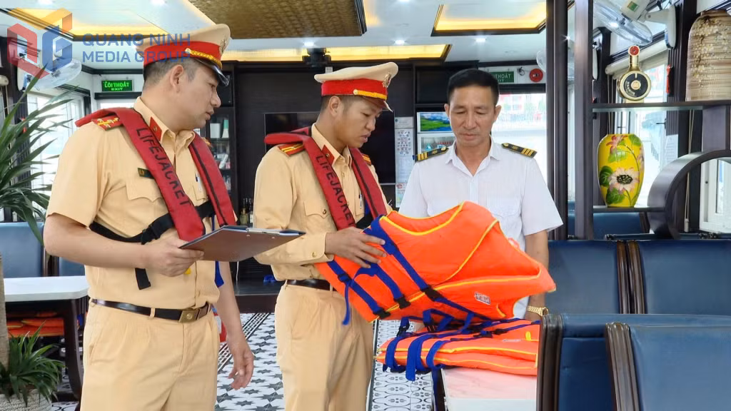 Cán bộ Đội CSGT Đường thủy kiểm tra công tác an toàn đối với phương tiện vận chuyển khách du lịch trên Vịnh Hạ Long.