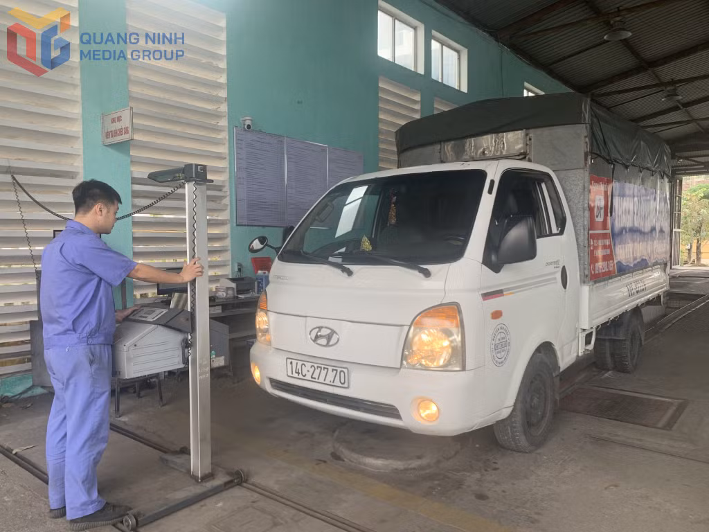 Nhân viên Công ty CP Đăng kiểm xe cơ giới đường bộ Quảng Ninh thực hiện kiểm tra kỹ thuật phương tiện. Ảnh: Nguyễn Duy