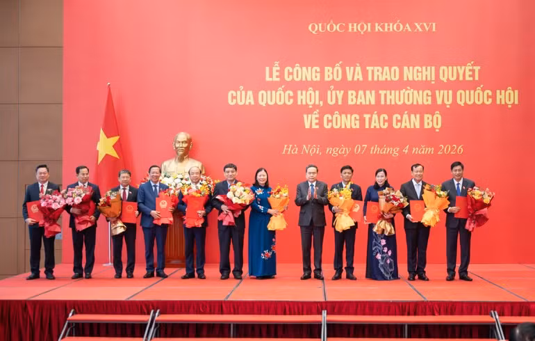 Chủ tịch Quốc hội Trần Thanh Mẫn trao Nghị quyết của Quốc hội bầu Ủy viên Ủy ban Thường vụ Quốc hội; Chủ tịch Hội đồng Dân tộc, Chủ nhiệm Ủy ban của Quốc hội, Tổng Thư ký Quốc hội - Chủ nhiệm Văn phòng Quốc hội và tặng hoa chúc mừng.