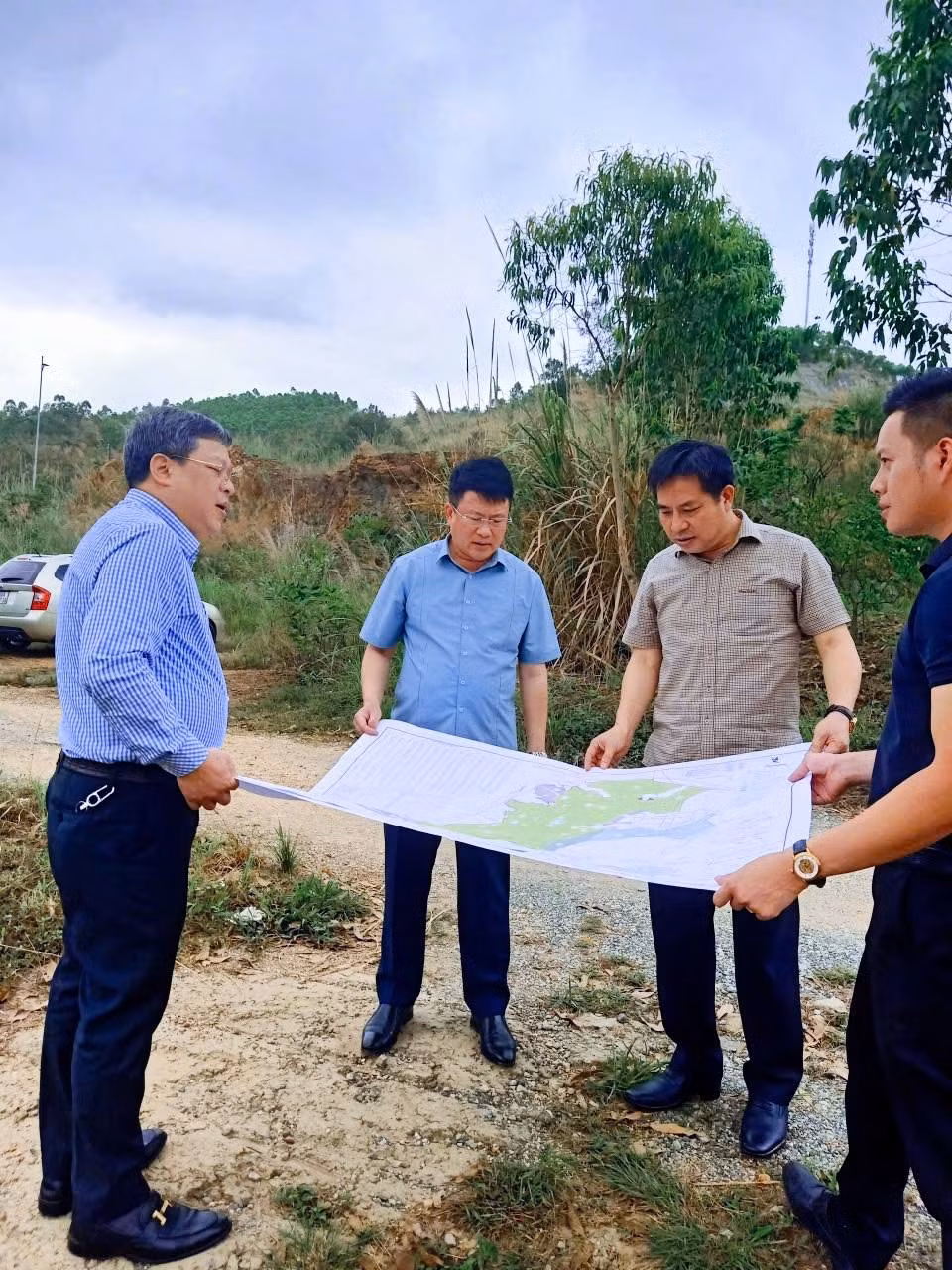 Lãnh đạo phường Việt Hưng kiểm tra thực địa công tác GPMB của dự án Công viên công cộng Tuần Châu.
