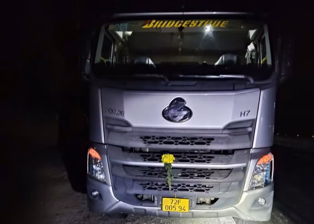 Xe đầu kéo tại hiện trường và công an tiến hành điều tra vụ tai nạn. Ảnh: Duy Tuấn