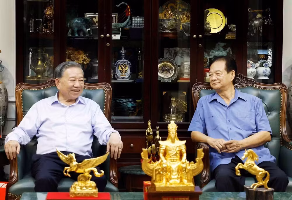 Tổng Bí thư, Chủ tịch nước Tô Lâm đến thăm nguyên Thủ tướng Chính phủ Nguyễn Tấn Dũng. (Ảnh: TTXVN)