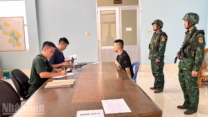 Bộ đội Biên phòng Đồng Tháp tiếp nhận công dân do Campuchia trao trả. (Ảnh: HÒA BÌNH)