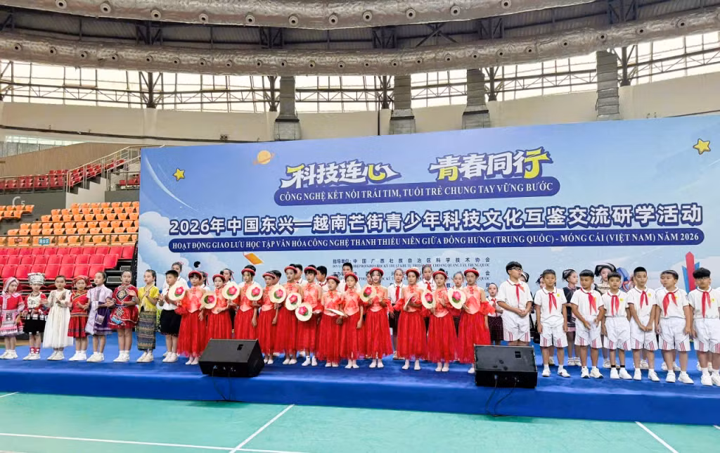 Tham dự hoạt động giao lưu tại Đông Hưng, Quảng Tây, Trung Quốc, có 20 em học sinh đến từ các trường Tiểu học trên địa bàn phường Móng Cái 1, Quảng Ninh, Việt Nam, cùng đại diện một số nhà trường.