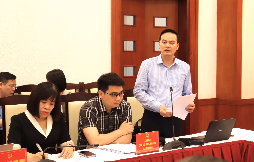 Lãnh đạo Ban Quản lý Khu kinh tế Quảng Ninh cung cấp kết quả triển khai thí điểm thông quan bình thường vào ngày cuối tuần tại luồng kiểm soát hàng hoá khu vực cầu Bắc Luân II, Cửa khẩu quốc tế Móng Cái.