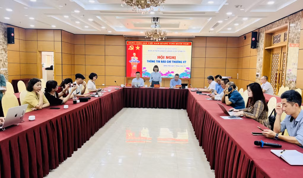 Toàn cảnh hội nghị.