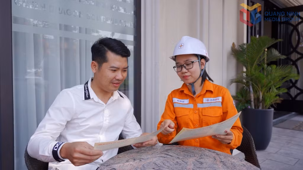 Nhân viên Điện lực Cẩm Phả tuyên truyền, hướng dẫn khách hàng sử dụng điện tiết kiệm, hiệu quả trong mùa nắng nóng.