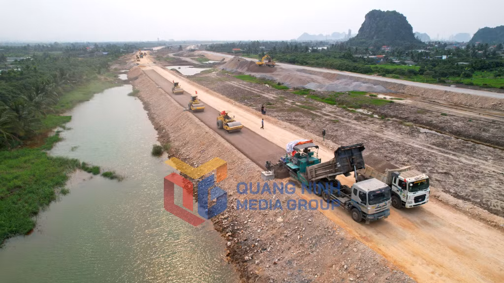 Đơn vị nhà thầu Trường Sơn 2, Binh đoàn 12 thi công dự án đường ven sông đoạn từ đường tỉnh 338 đến cổng tỉnh (4-2026). Ảnh: Thành Công