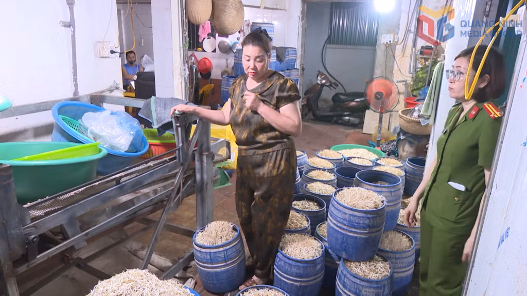 Cơ quan chức năng kiểm tra tại cơ sở sản xuất giá đỗ do đối tượng Ngô Thị Nhự là chủ.