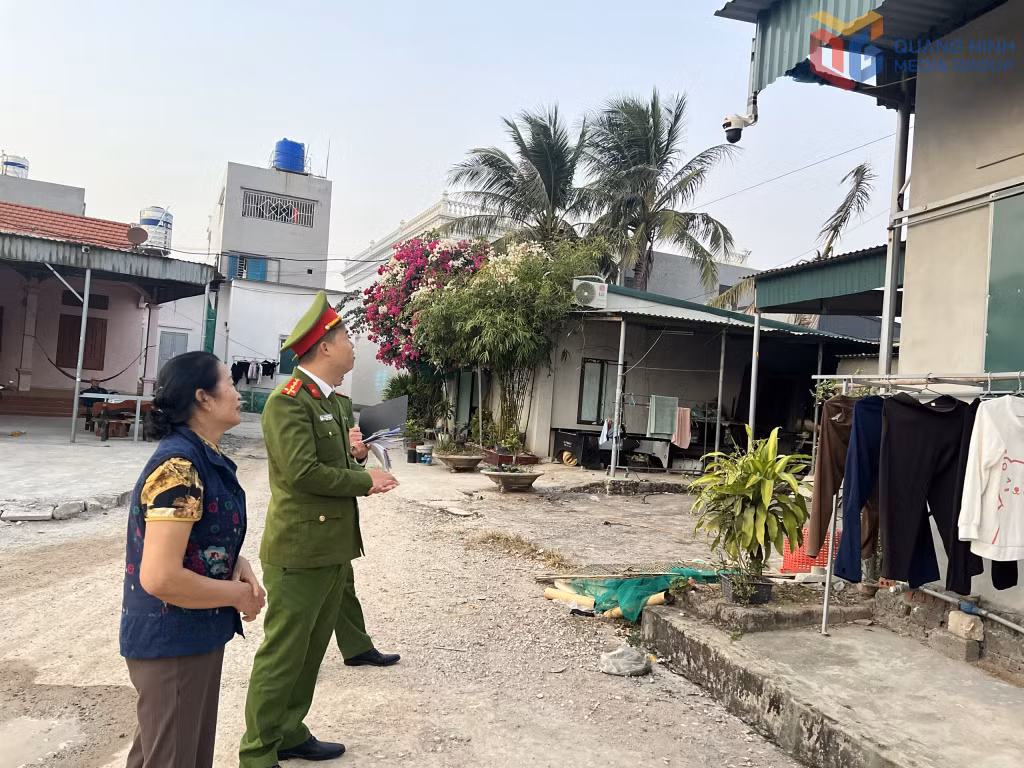 Công an phường Hà An nắm bắt tình hình lắp đặt camera giám sát an ninh của nhà dân.