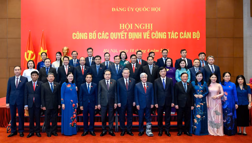 Tổng Bí thư, Chủ tịch nước Tô Lâm trao quyết định về công tác cán bộ tại Đảng ủy Quốc hội.