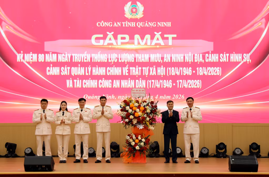 Đồng chí Bùi Văn Khắng, Phó Bí thư Tỉnh ủy, Chủ tịch UBND tỉnh, tặng lãng hoa của Tỉnh ủy - HĐND - UBND - Ủy ban MTTQ tỉnh cho 5 lực lượng công an tỉnh.