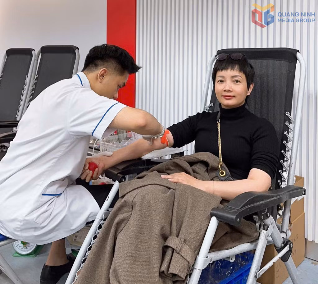 Chị Nguyễn Nha Trang đồng hành cùng chồng trong hành trình sẻ chia những giọt máu nghĩa tình.