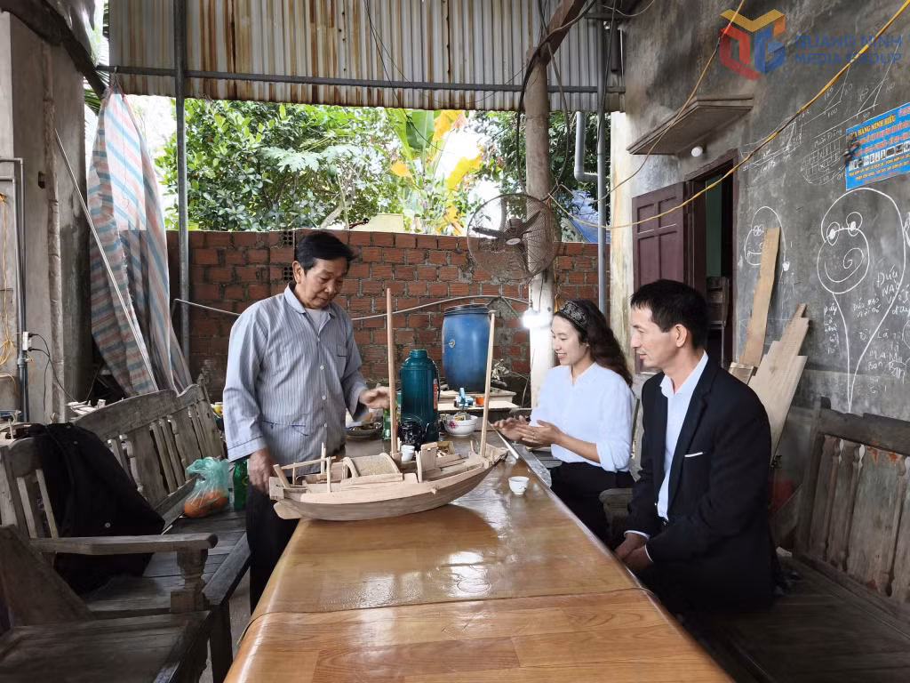 Ông Lê Đức Chắn giới thiệu mô hình thuyền buồm ba vách của mình.