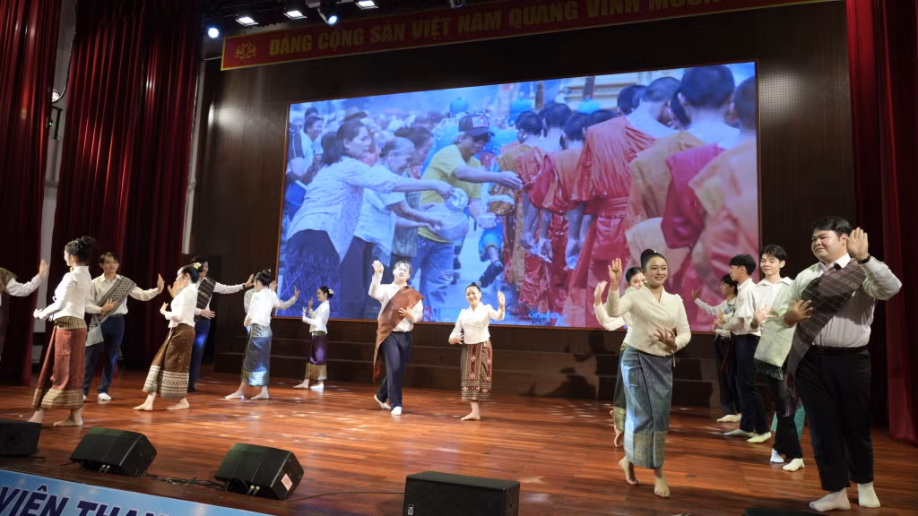 Sinh viên Lào tái hiện điệu múa Lăm Vông và nghi lễ té nước.
