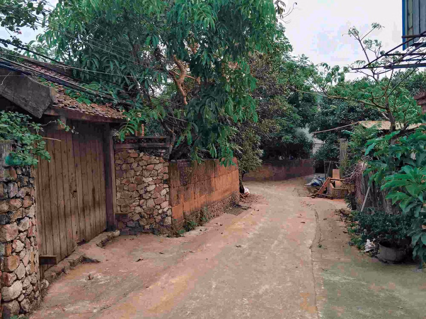 Làng Hiên Vân (xã Liên Bão, Bắc Ninh) là một trong những ngôi làng Bắc Bộ còn lưu giữ nét kiến trúc cổ kính. Ngôi làng được biết đến với những ngôi nhà cổ có tuổi đời lên đến hàng trăm năm.