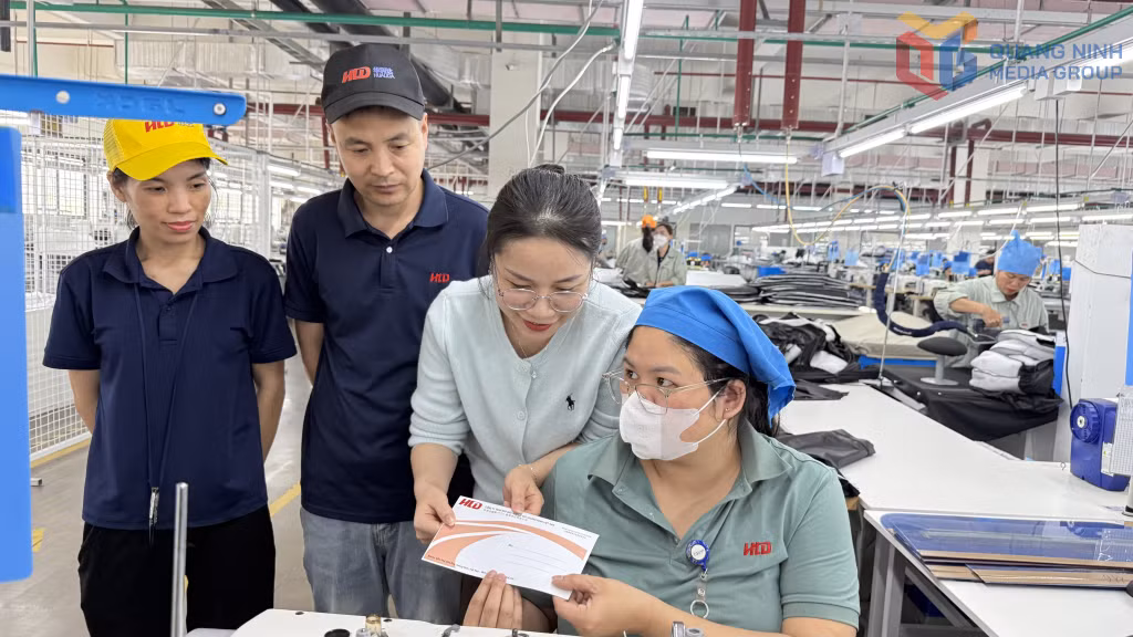 Chị Phạm Việt Chinh, Chủ tịch Công đoàn Công ty TNHH May mặc Hoa Lợi Đạt Quảng Ninh&nbsp;tặng quà cho 