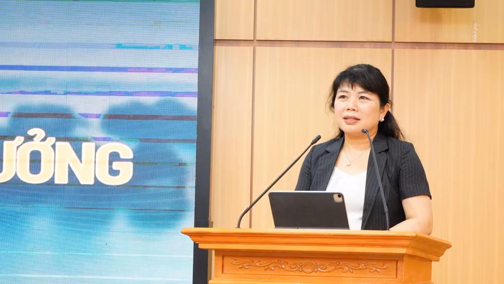 Đồng chí Nguyễn Thị Thu Hà, Tỉnh ủy viên, Phó Trưởng Đoàn ĐBQH chuyên trách tỉnh Quảng Ninh khóa XVI phát biểu tham luận tại hội thảo.