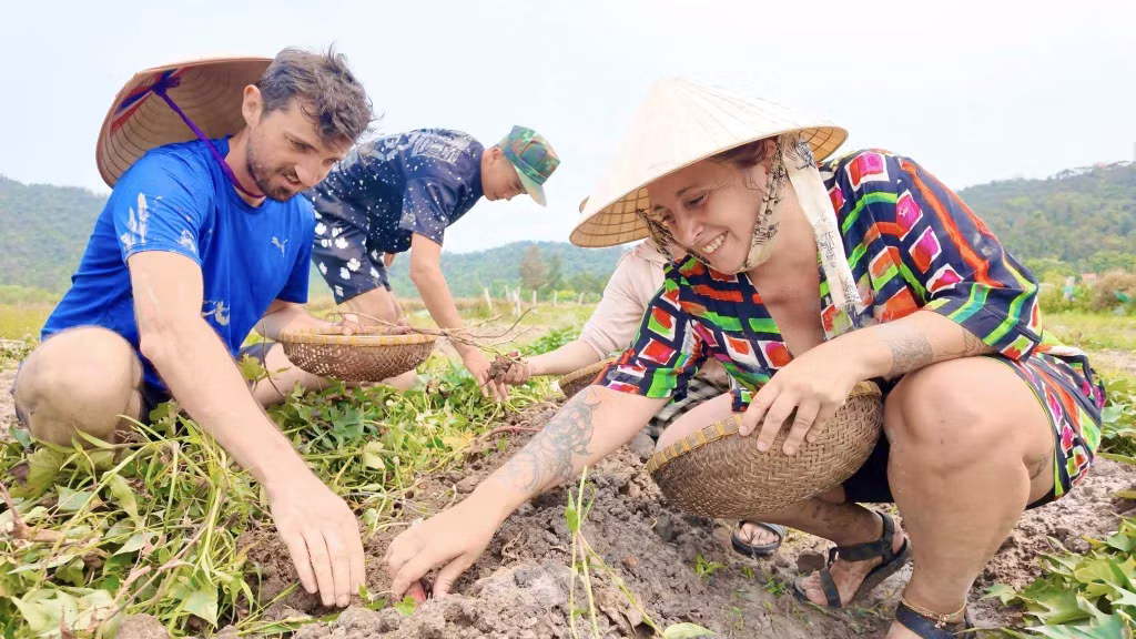 Du khách nước ngoài trải nghiệm du lịch sinh thái tại đặc khu Cô Tô. 