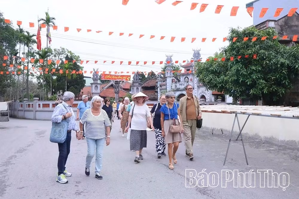 Làng cổ đón khách Tây