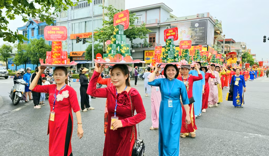 Người dân hồ hởi tham gia đoàn rước.