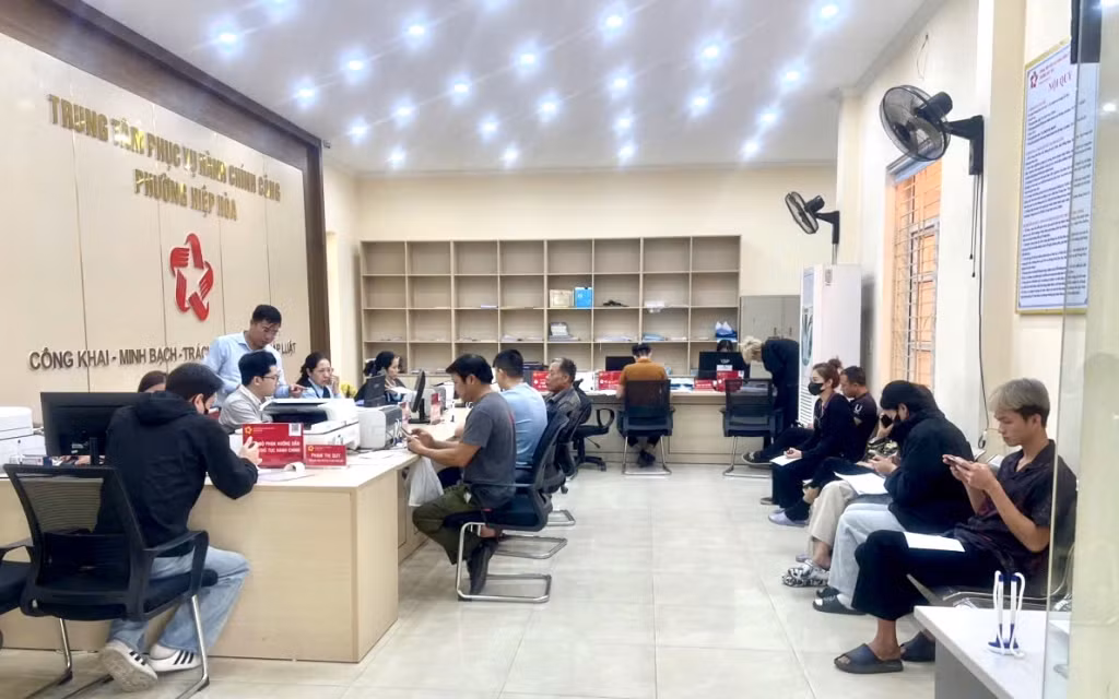 Người dân đến thực hiện các thủ tục hành chính tại Trung tâm Hành chính công phường Hiệp Hoà.