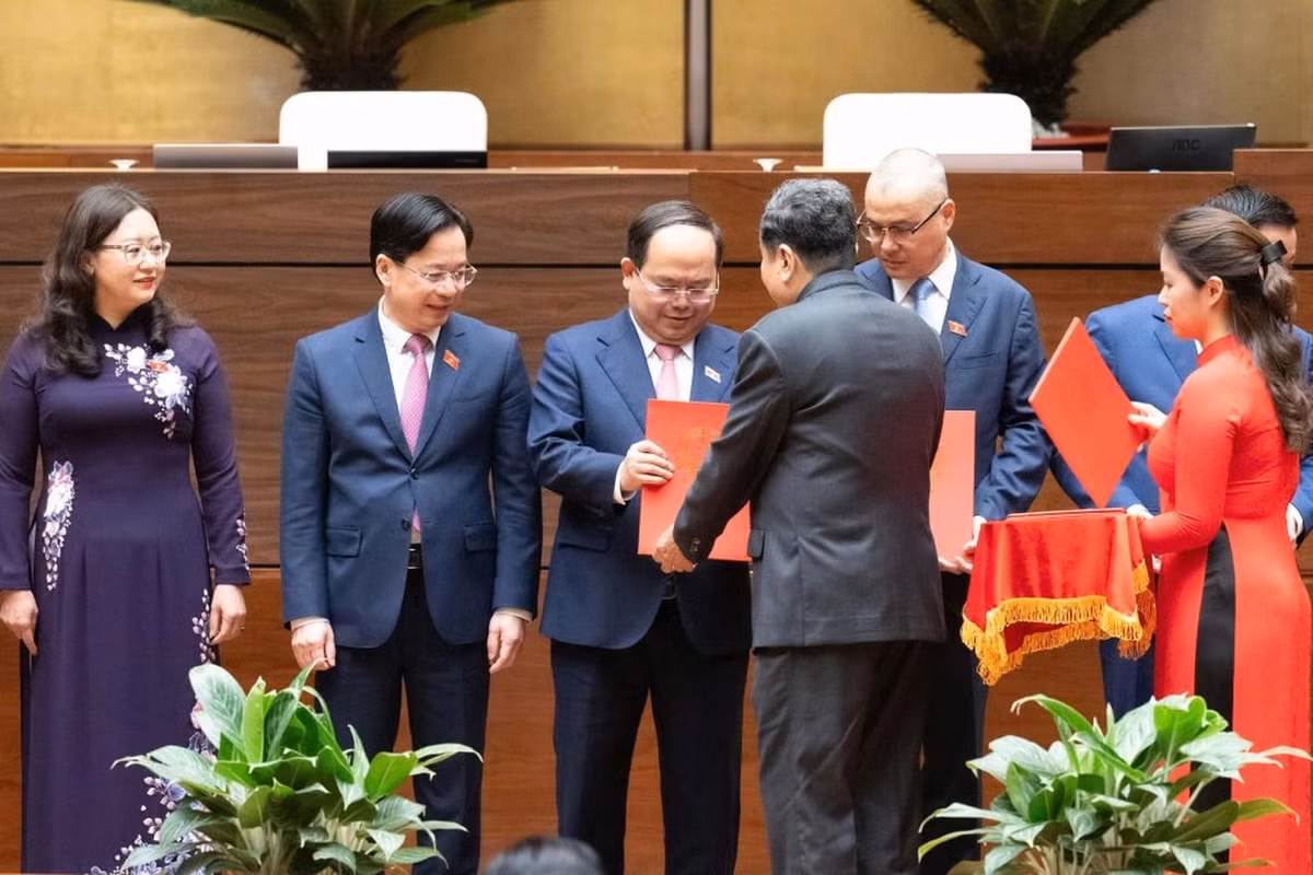 Chủ tịch Quốc hội Trần Thanh Mẫn trao Nghị quyết của Ủy ban Thường vụ Quốc hội phê chuẩn chức danh Trưởng Đoàn ĐBQH khóa XVI tỉnh Quảng Ninh cho Bí thư Tỉnh ủy Quảng Ninh Quản Minh Cường. Ảnh: Quochoi.vn.