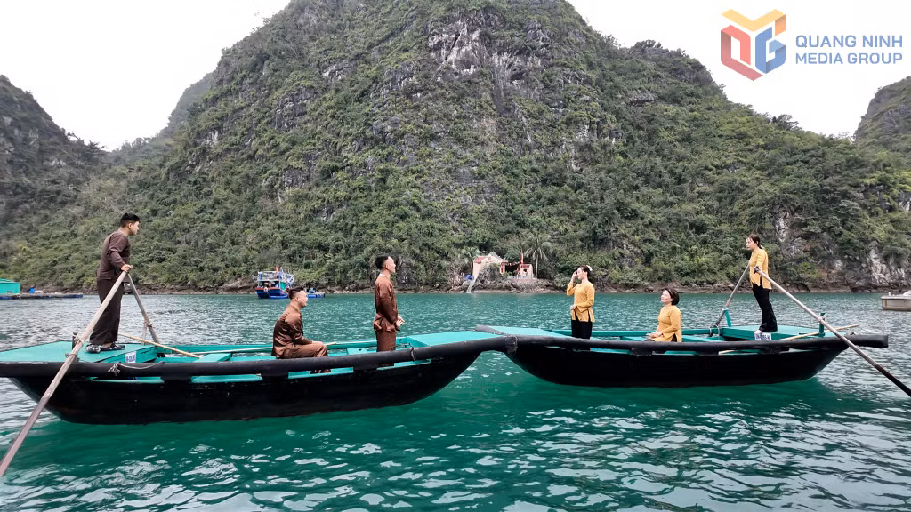 Đội hát giao duyên biểu diễn tại làng chài Cửa Vạn sau khi được khôi phục hoạt động trở lại vào tháng 3/2026.