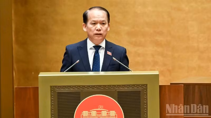 Bộ trưởng Tư pháp Hoàng Thanh Tùng trình bày báo cáo giải trình tiếp thu dự án Luật Hộ tịch (sửa đổi) trước Quốc hội. (Ảnh: DUY LINH)