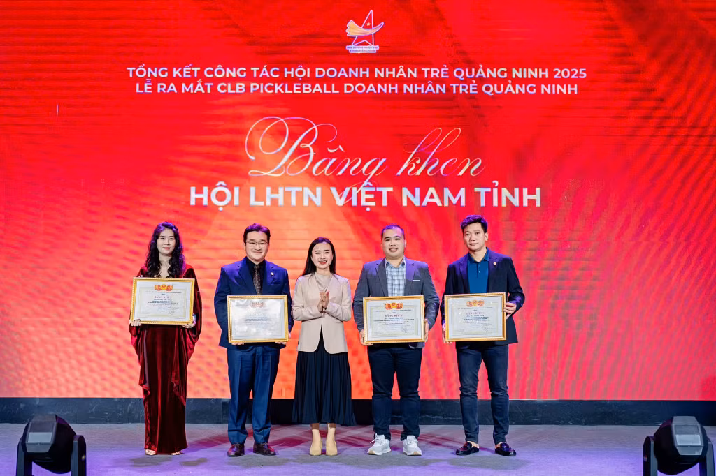 Anh Đặng Duy Thịnh (thứ 2, trái sang) nhận Bằng khen của Hội LHTN Việt Nam tỉnh Quảng Ninh năm 2025.