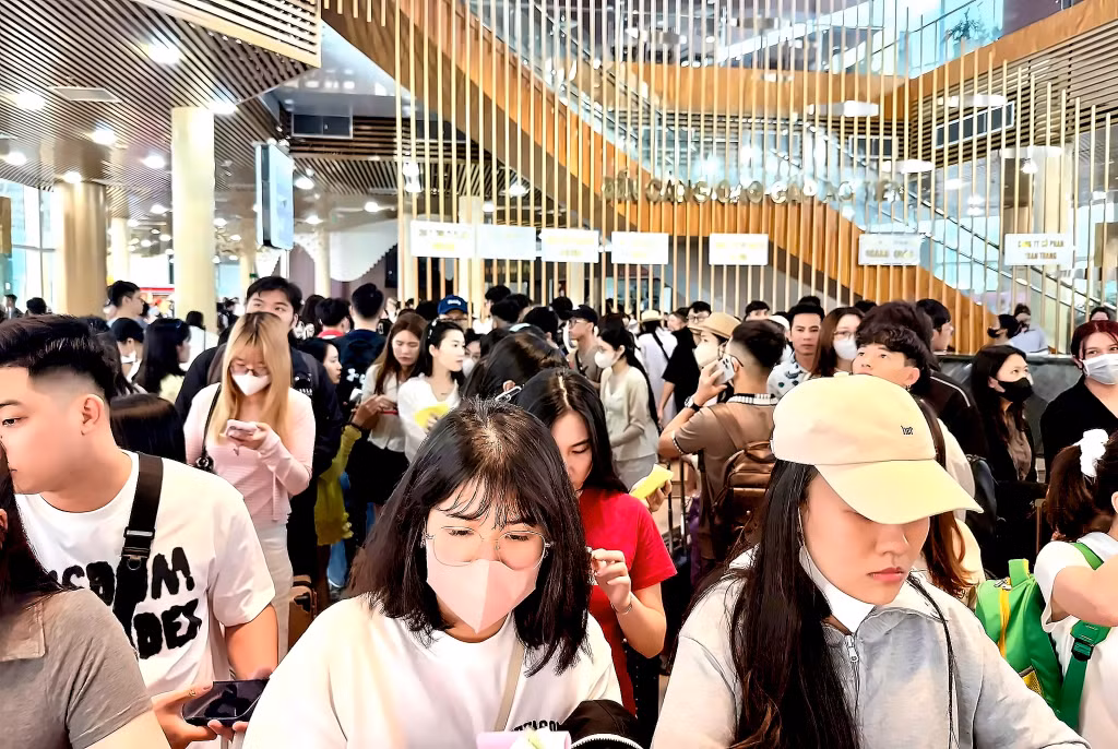 Hành khách chờ mua vé qua bến cảng Ao Tiên trong ngày 25/4.
