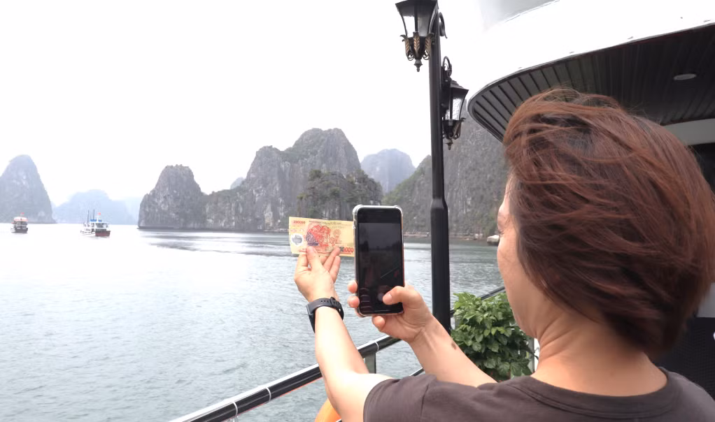 Các nhà báo thích thú khi được đến thăm hòn Đỉnh Hương, hình ảnh được in trên tờ tiền 200.000 đồng.