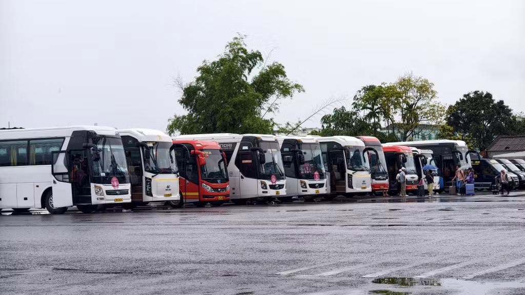Các đoàn xe du lịch xếp hàng chờ đón khách tại cửa khẩu Bắc Luân II, phường Móng Cái 1.