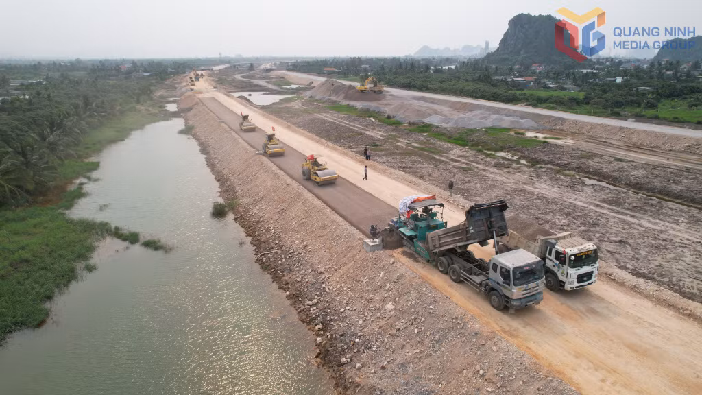 Đơn vị nhà thầu Trường Sơn 2, Binh đoàn 12 thi công dự án đường Ven Sông đoạn từ đường tỉnh 338 đến cổng tỉnh