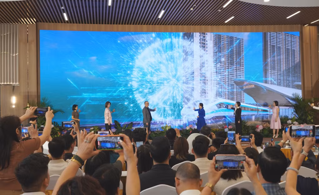 Lãnh đạo Công ty CP Vinhomes thực hiện nghi thức ra mắt dự án Vinhomes Global Gate Hạ Long.