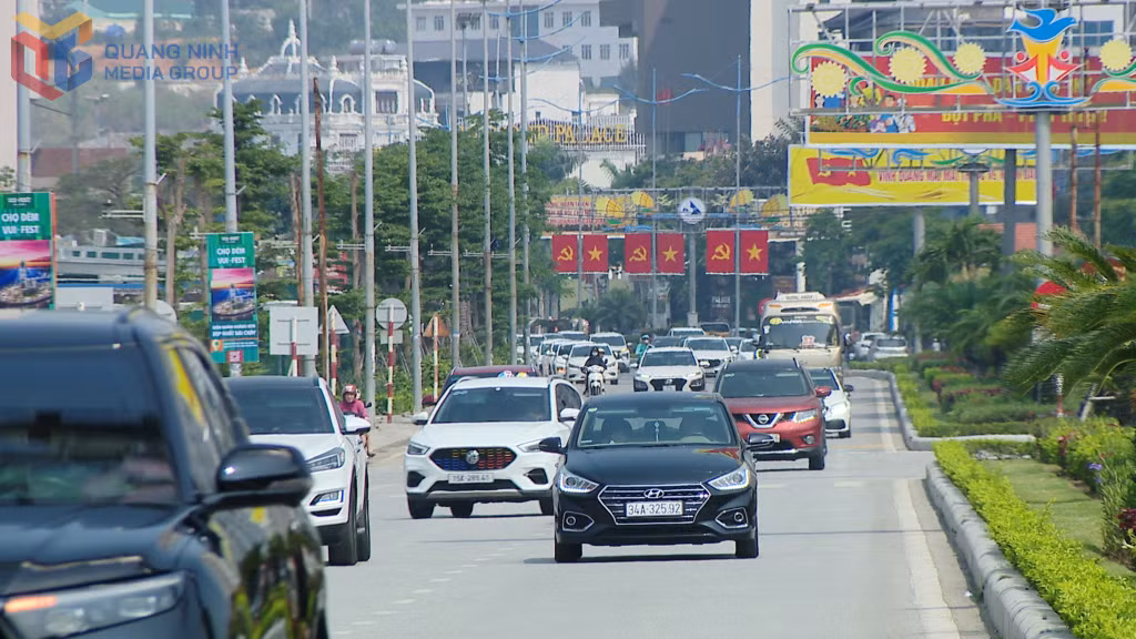 Ngày đầu kỳ nghỉ lễ Giỗ tổ mật độ phương tiện trên các tuyến giao thông của tỉnh tăng gấp nhiều lần.