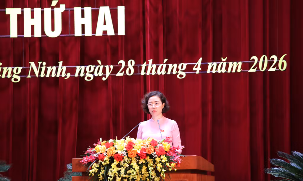 Đồng chí Vũ Mai Anh,Giám đốc Sở Nội vụ trình bày tóm tắt Tờ trình dự thảo Nghị quyết quy định tỷ lệ phần trăm (%) chi phí quản lý thực hiện chính sách ưu đãi người có công với cách mạng trên địa bàn tỉnh Quảng Ninh.