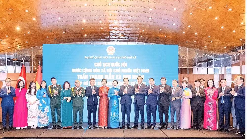 Chủ tịch Quốc hội Trần Thanh Mẫn và Phu nhân cùng Đoàn đại biểu cấp cao Việt Nam với cộng đồng người Việt Nam tại Thổ Nhĩ Kỳ. (Ảnh PHẠM THẮNG)
