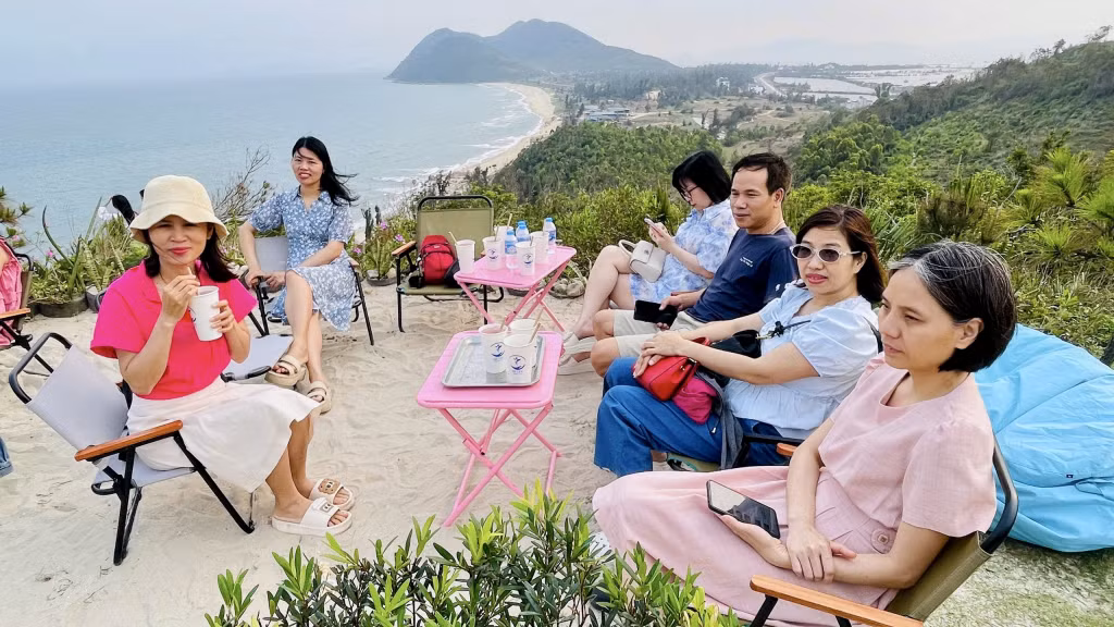 Du khách tham quan, trải nghiệm tại đảo Quan Lạn (đặc khu Vân Đồn).