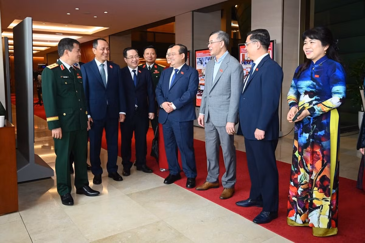 Trưởng Đoàn ĐBQH khóa XVI tỉnh Quảng Ninh Quản Minh Cường bên hành lang Quốc hội sáng ngày 7/4. Ảnh: Tùng Đinh.