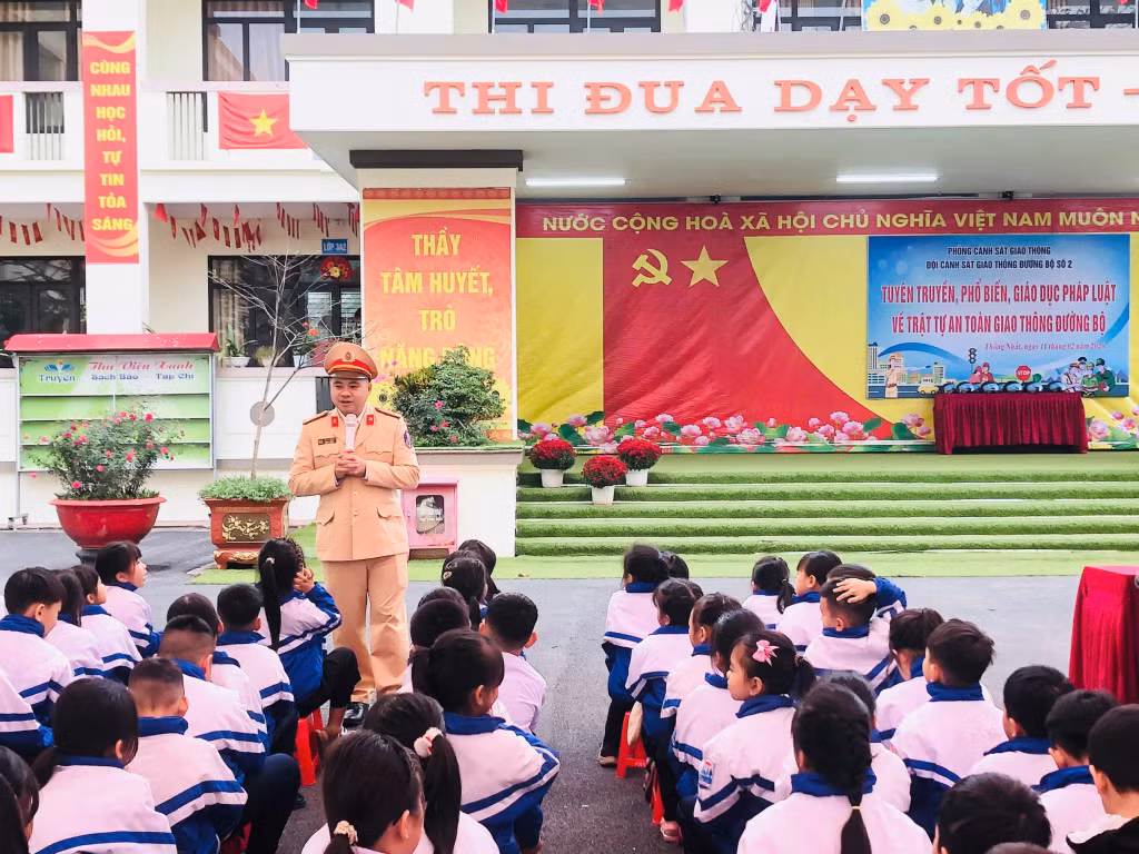 Thượng úy Bùi Thế Chinh tuyên truyền