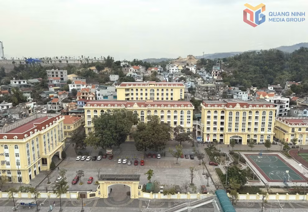 Trường THPT Hòn Gai (phường Hạ Long) đã được đầu tư cơ sở vật chất khang trang, hiện đại.