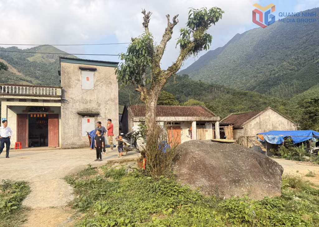 Người dân thôn Tầm Làng, xã Quảng Tân sinh sống dưới chân đồi, tiềm ẩn nguy cơ sạt lở đất, đặc biệt trong mùa mưa bão.