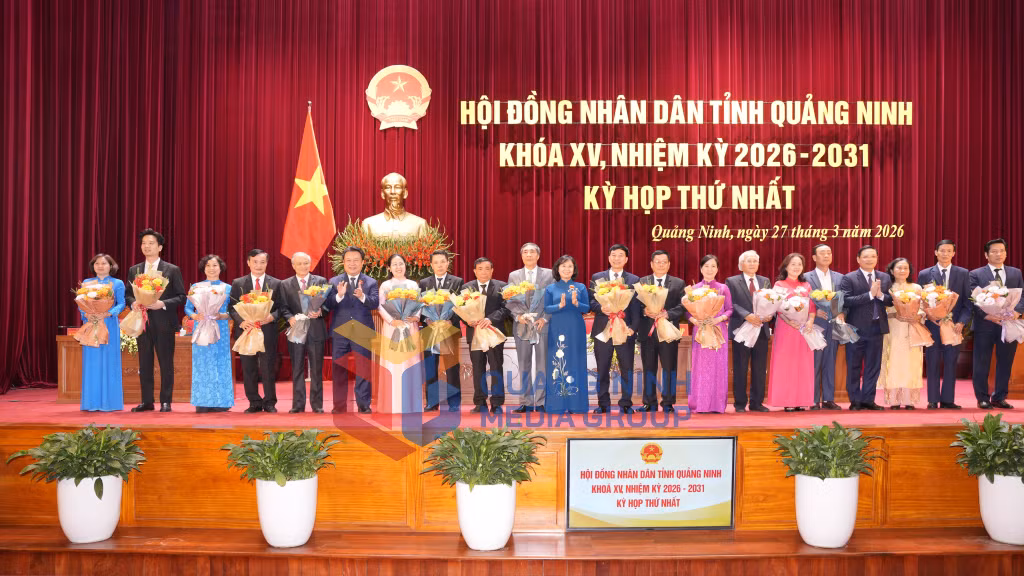 Thường trực HĐND tỉnh tặng hoa chúc mừng các đồng chí Hội thẩm nhân dân Tòa án nhân dân tỉnh nhiệm kỳ 2026-2031 (4-2026). Ảnh: Đỗ Phương