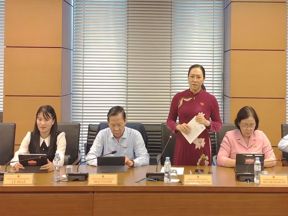 Đại biểu Nguyễn Thị Yến Nhi (Đoàn Vĩnh Long) tham gia ý kiến thảo luận. (Ảnh: Media Quốc hội)