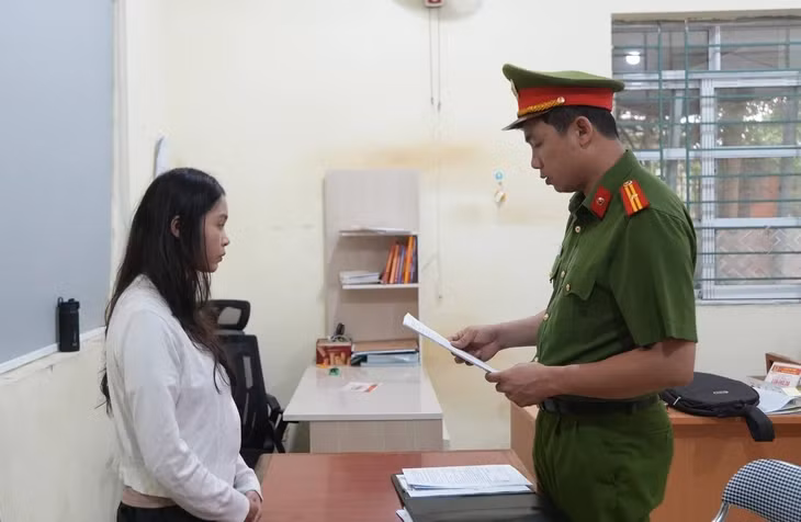 Công an thực hiện biện pháp tố tụng với bị can Dung - Ảnh: Công an cung cấp